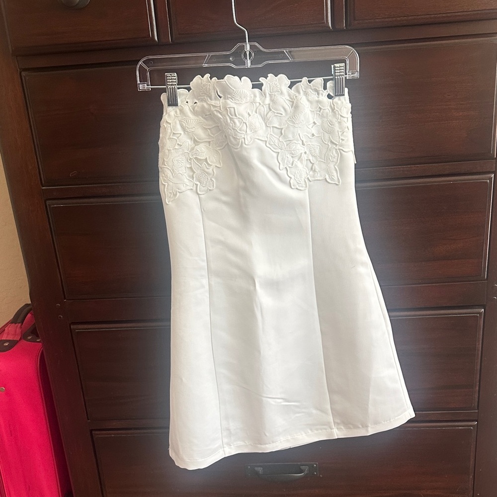 Elegant strapless white mini dress with beautiful embroidered details on the top
